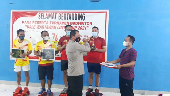 MENERIMA HADIAH: Juara I Turnamen Badminton Bale Wartawan Lotim Cup 2021, Sekda Lotim, H. M. Juaini Taofik/Kasi Intelijen Kejari Lotim, Lalu M. Rasyidi (Lamora) menerima piagam, piala, baju dan uang tunai diserahkan oleh, Kapolres Lotim, AKBP. Herman Suriyono, Sabtu (4/9) malam