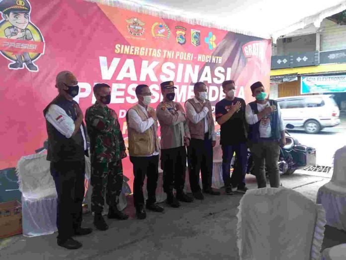 IMG-20210915-WA0023_compress69 Berpose: Ketua Pengda HDCI NTB, Sekda Lotim, Dandim Lotim, Kapolres Lotim, Kadikes Lotim serta Sekretaris Pengda HDCI NTB berpose bersama pada kegiatan pelaksanaan vaksinasi presisi peduli bangsa.