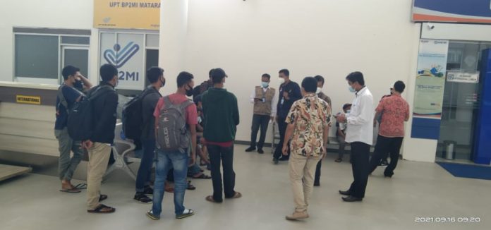 Ahmad Wardi, Kepala Bidang Penempatan dan Perluasan Kesempatan Kerja pada Disnakertrans Lotim saat memberikan pemahaman kepada CPMI ilegal asal Lotim.