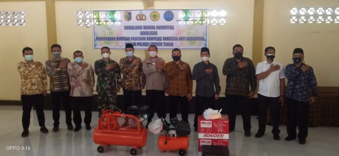 IMG-20210921-WA0084 Kapolres Lotim, Dandim Lotim, BNK Kabupaten Lotim, Asisten III Kabupaten Lotim, Kapolsek Labuhan Haji, Camat Labuhan Haji dan Kades Teros saat acara Sosialisasi Bahaya Narkoba di Aula Kantor Desa Teros.