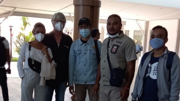 Logopit_1634037514159_compress98 Mr Andreas Stefan Gideon Wallenberg, bule Jerman dan Malvina Penaloza Pineda De Jud di Bandara Bizam sebelum terbang ke negaranya.