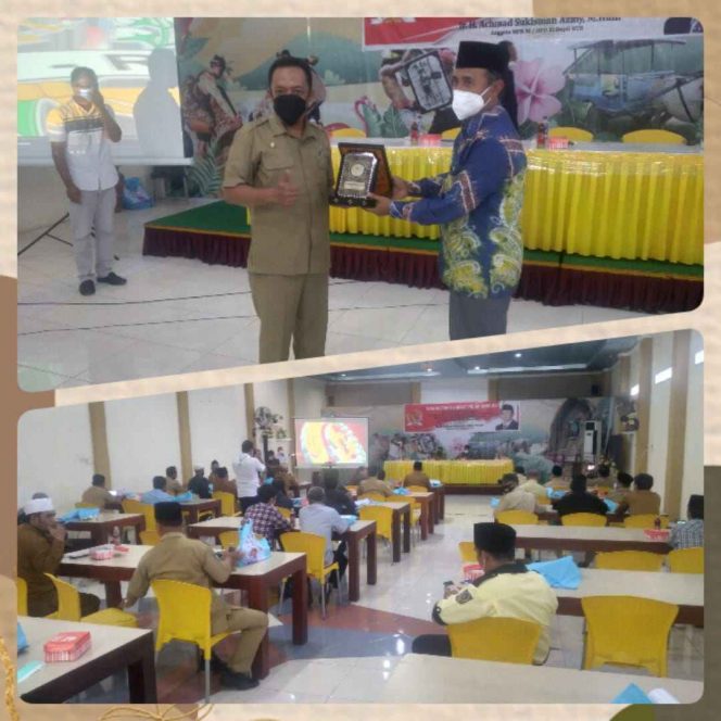 
					Cinderamata: Anggota DPD RI, Sukisman Azmy, saat menyerahkan Cinderamata kepada Kadis PMD Lombok Barat, Khairi Ramadhan, pada acara Sosialisasi 4 Pilar Kebangsaan