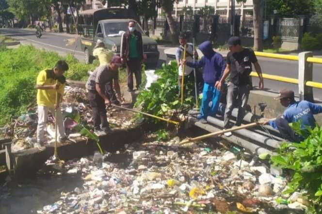 SAMPAH: Petugas kebersihan dari Dinas Lingkungan Hidup (DLH) Lotim sedang membersihkan sampah di salah satu sudut kota selong.