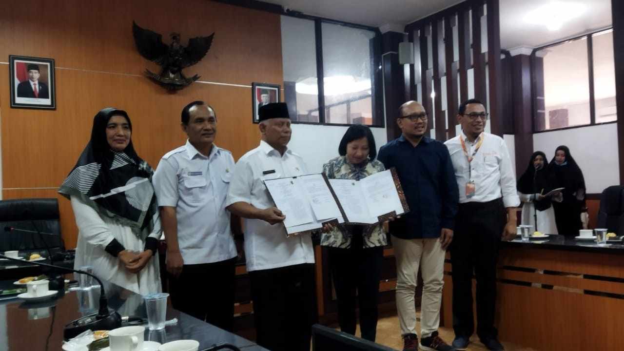 TEKEN: Bupati Lombok Timur HM. Sukiman Azmy bersama Direktur Wahana Visi Indonesia Angelina, saat penandatanganan MoU.