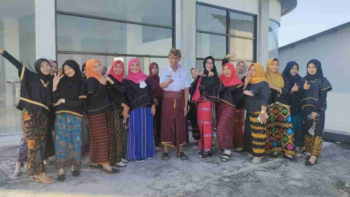 BERPOSE: Para ibu-ibu ASN di lotim menggunakan lambung, kain dan selendang dari kain tenun pringgasela. BERPOSE: Para ibu-ibu ASN di lotim menggunakan lambung, kain dan selendang dari kain tenun pringgasela.