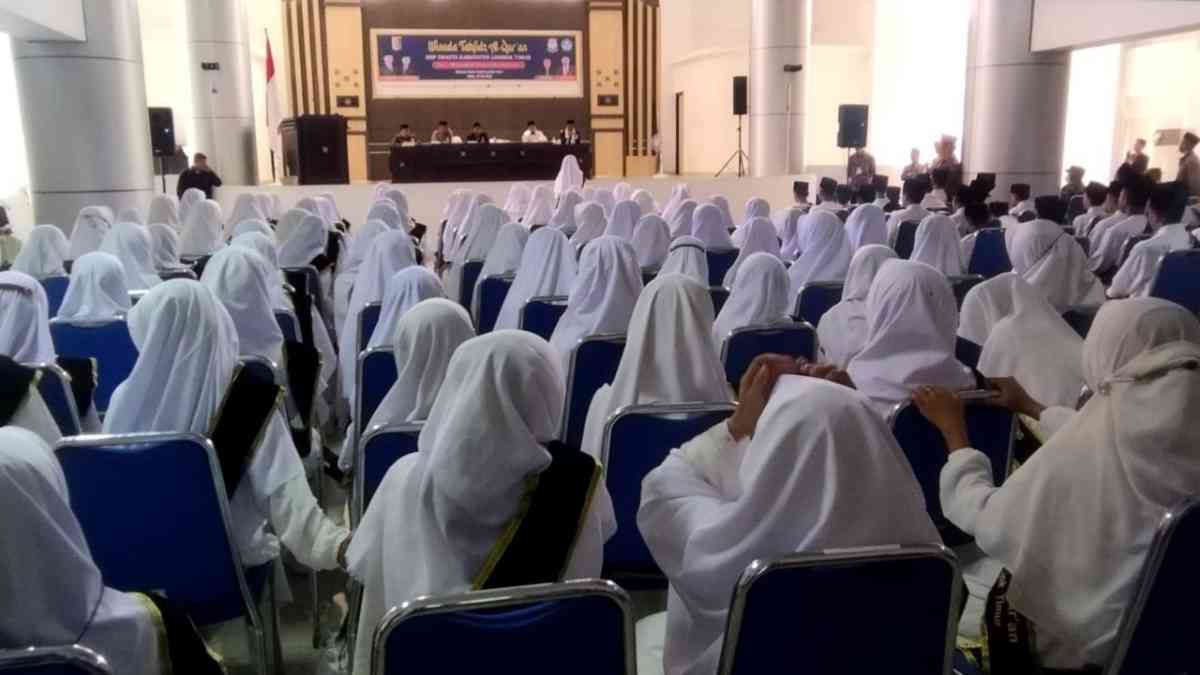 WISUDA: Suasana wisuda 135 orang siswa SMP Swasta se-Lotim, di Ballroom kantor Bupati Lotim.