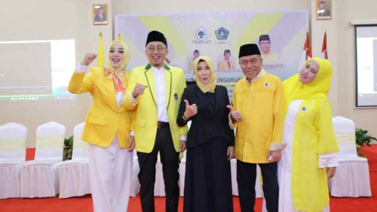 Foto : Lalu Gede Syamsul.Mujahadin bersama dua orang Saudaranya usai Pelantikan Satkar Ulama