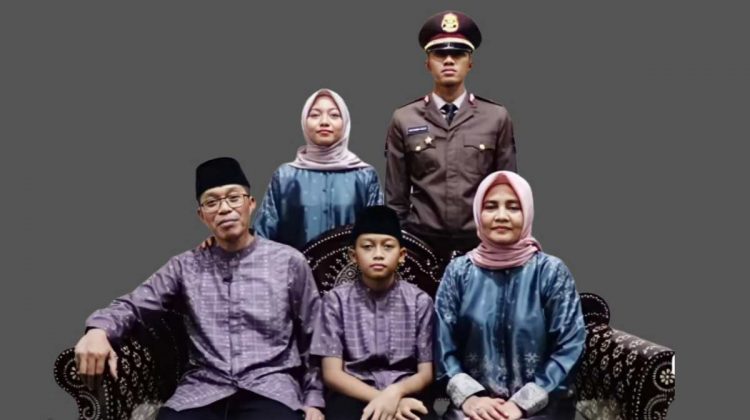 Foto : Sekda Kab Lombok Timur HM Juani taofik (Kak Ofik) dan keluarga (dok:istimewa)