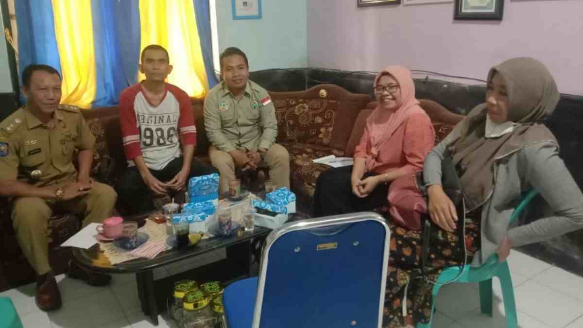 Tim LRC bersama Kepala Desa Danger