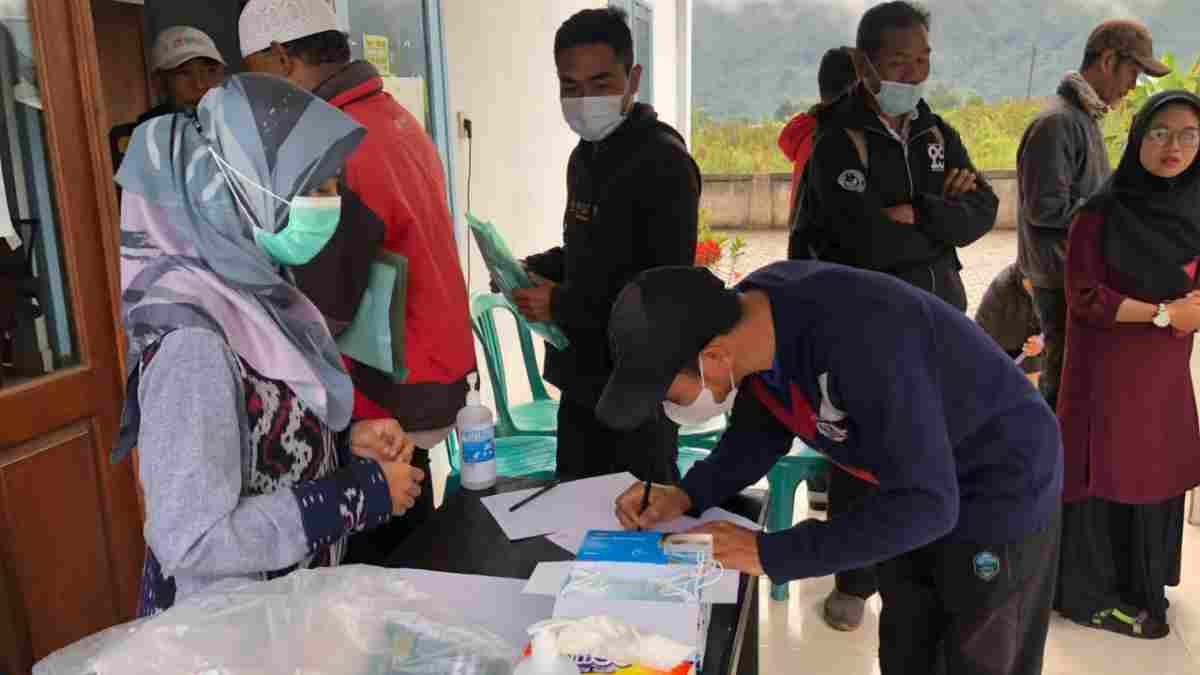 FOTO: Tim pengmas FKM UI saat memberikan edukasi kepada petani di sembalun.