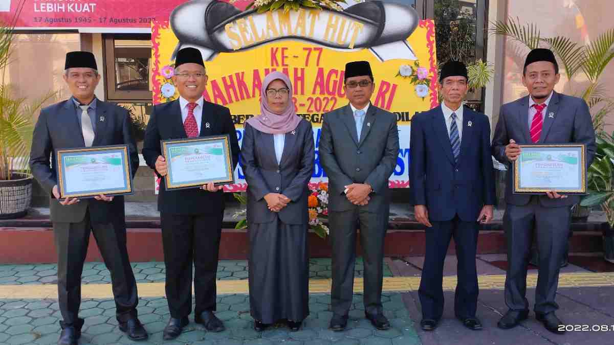 Foto: Ketua, Wakil Ketua dan Hakim-hakim Pengadilan Agama Selong berfoto di HUT MA Ke-77, Jumat (19/8/2022). Sumber foto: Humas PA Selong