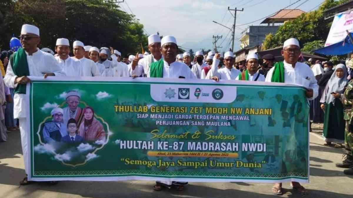 foto ; Peserta Pawai Hultah Madrasah NWDU Ke-87 (dok:ist)