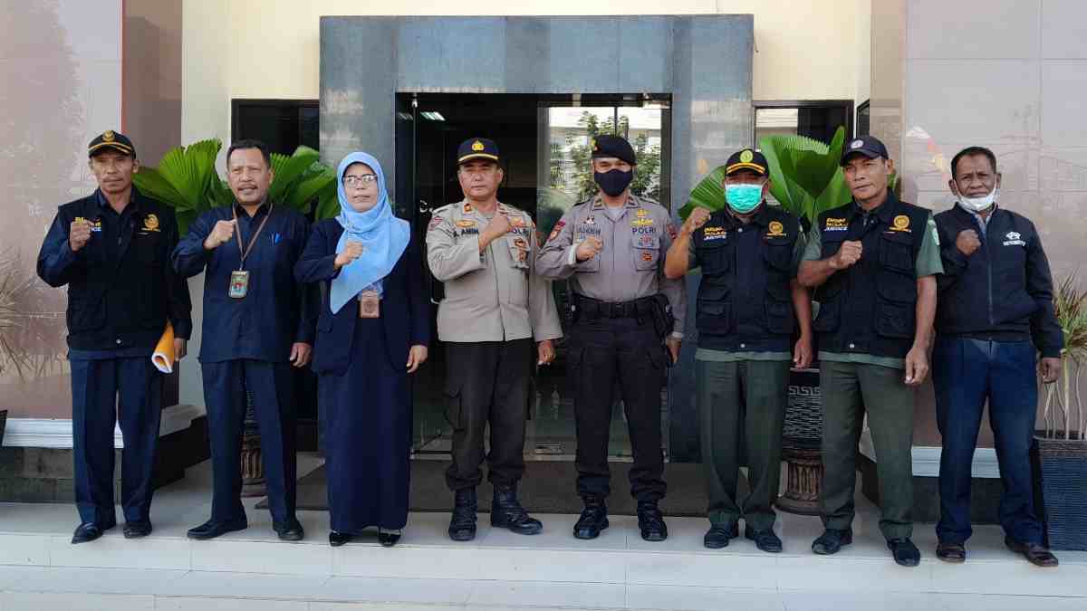 Foto: Ketua Pengadilan Agama Selong, Hj. Mahmudah Hayati, S.Ag., MHI. bersama tim eksekusi, Rabu (24/8/2022) Sumber foto: Humas PA Selong