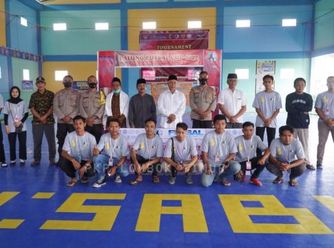 BERPOSE: Bupati Sukiman Azmy berpose berama panitia turnamen palung futsal cup 2022.