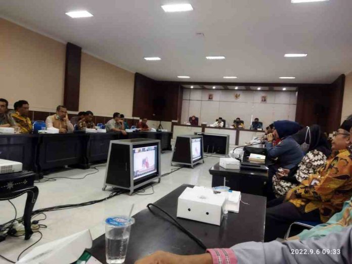 RAPAT INFLASI: Suasana rapat koordinasi di ruang rupatama I kantor bupati lotim, membahas dampak kenaikan harga BBM