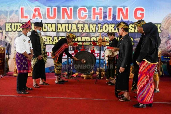 Pemukulan Gong oleh Sekda Lotim, HM. Juaini Taofik, saat peluncuran kurikulum muatan lokal daerah lombok timur