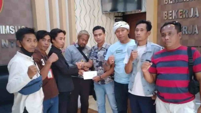 Ketua Umum Sasaka Nusantara NTB bersama masyarakat Desa Tanak Awu, saat mendatangi Polda NTB