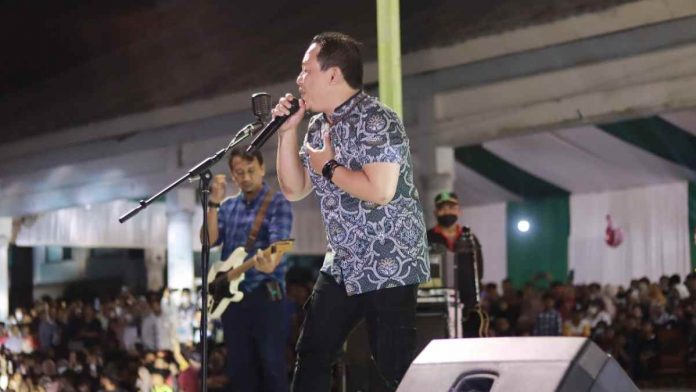 Foto : Band Wali saat pentas di depan puluhan ribu penonton menyambut hultah nwdi ke-87 (dok:ist)