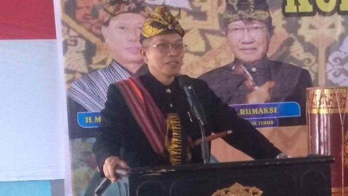 Sekda Lotim, HM. Juaini Taofik saat memberikan sambutan di acara launching kurikulum Muatan Lokal Sasak. (doc.foto/anas)