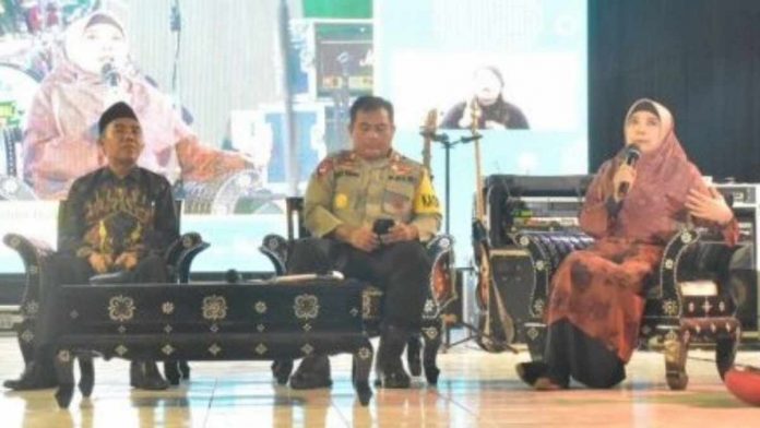Foto : Kadis Kominfo Lotim ,Dr Fauzan (kiri) Kapolres Lotim AKBP Heri Indra Cahyono (tengah) Wakil Gubernur NTB Dr Hj Siti Rohmi Djalilah (kanan) (dok:ist)