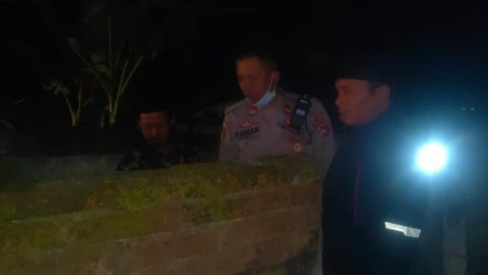 Foto : warga saat memeriksa TKP (dok:ist)