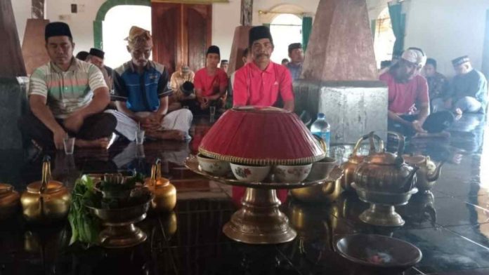 Foto: Saat masyarakat adat songak menggelar ritual adat bubur beaq