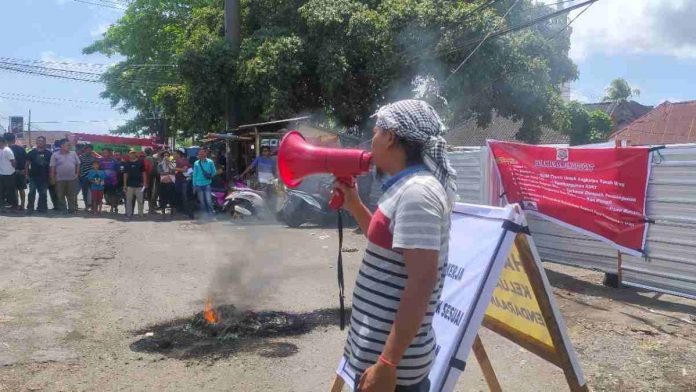 Foto : Zuarno Saputra Saat ketua Formicas berorasi Di Depan Massa Aksi (dok: arul/ Poroslombok)