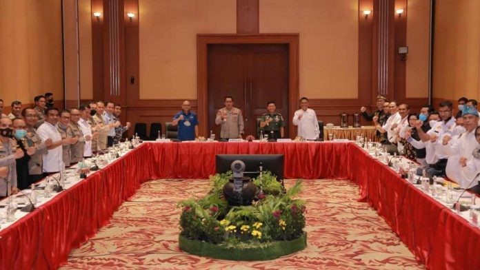 Foto : Kapolda NTB beserta jajaran saat menggelar rapat koordinasi di Hotel Lombok Raya Mataram (dok:ist)