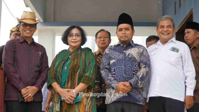 Foto : Sekda Lotim HM Juani Taofik, bersama Rektor Universitas Gunadarma (UG) E.S. Margianti beserta rombongan di kantor desa Loyok (dok:ist)