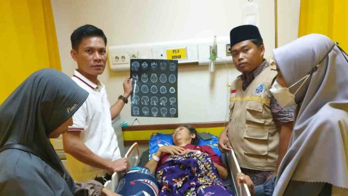 Foto : Ahmad Amrullah saat memberikan bantuan kepada Asimah, warga Lenting Daye, Kecamatan Sakra Timur, Lombok Timur,