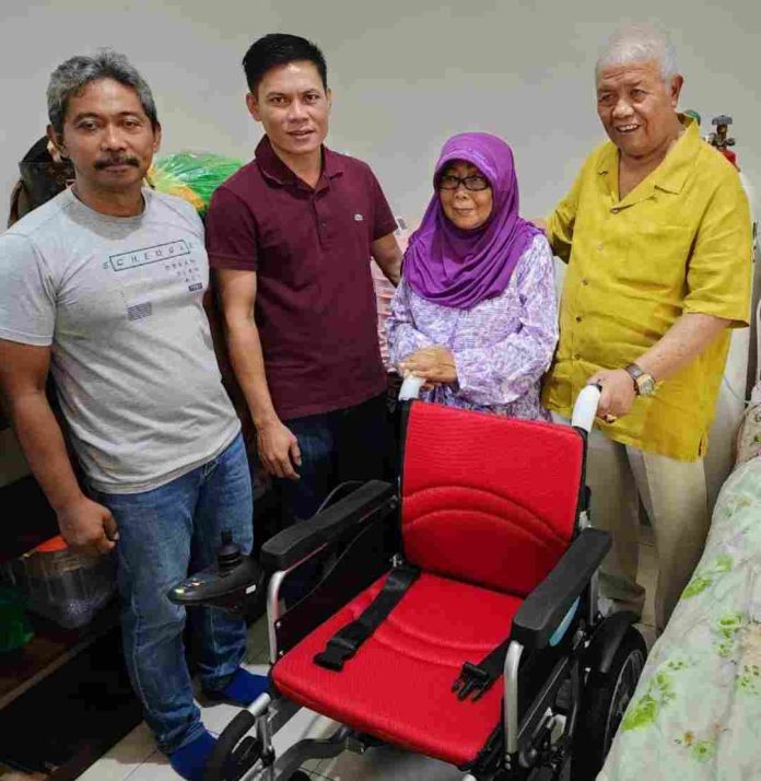 Foto : Rachmat Hidayat saat menyerahkan Kursi Roda Elektrik kepada keluarga Guru Besar Fakultas Peternakan Unram, Prof Chairussyuhur Arman (dok:ist)