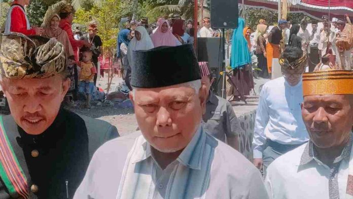 Foto : Bupati Lombok Timur HM Sukiman Azmy, Bersama Kepala Desa Kesik M.Qadri di acara Adat Nunas Nede (dok:arul/ PorosLombok)