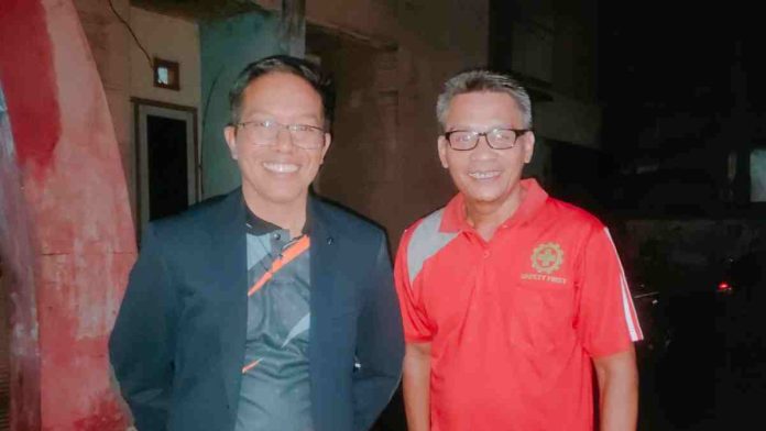 Foto : Ahmad Paizan pemenang Juara 1 Tenis meja tingkat Veteran asal Lombok tengah (kanan) Bersama Sekretaris Daerah Kabupaten Lotim Drs.HM juaini Taofik, M.AP (dok:arul/ PorosLombok)