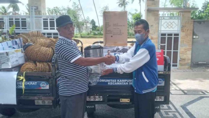 Foto : DPRD dari Fraksi Demokrat saat menyalurkan bantuan peralatan memasak bagi masyarakat di daerah pemilihan (Dapil) I Lombok Timur.