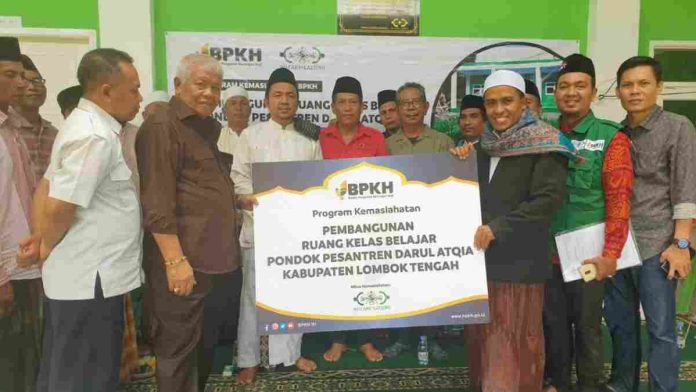 Foto : Rachmat Hidayat saat menyerahkan bantuan secara simbols untuk pembangun Tiga Ruang Kelas Belajar di Ponpes Darul Atqia Lombok Tengah (dok:ist)
