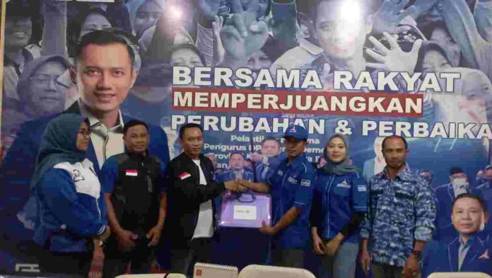 Badan Pemenangan Pemilu (Bappilu) Dewan Pimpinan Cabang (DPC) Partai Demokrat Lombok Timur, menyerahkan berkas persyaratan bakal calon Legislatif kepada Dewan Pimpinan Daerah (DPD) partai Demokrat Provinsi Nusa Tenggara Barat (NTB).