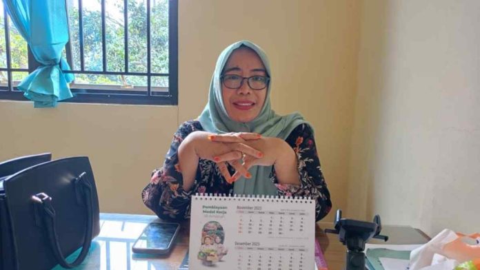 Kepala UPT Puskeswan dan Peternakan kecamatan Terara, Hj. Baiq Nurhidayati, S.I.P. Foto : Kepala UPT Puskeswan dan Peternakan kecamatan Terara, Hj. Baiq Nurhidayati, S.I.P. (dok:erwin/ PorosLombok)