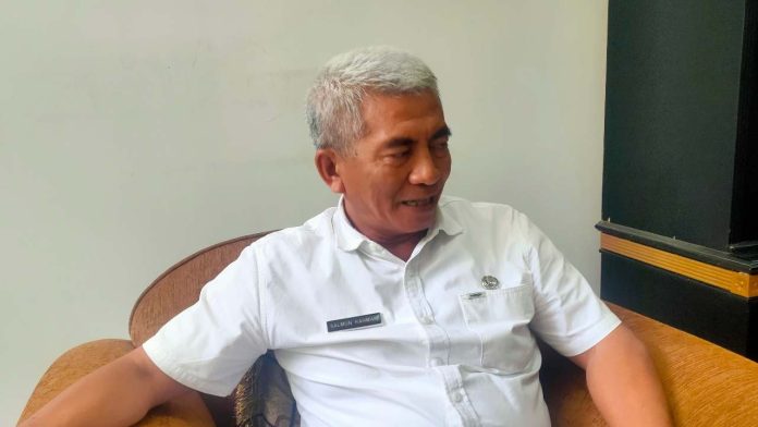 Logopit_1752682541536 Drs.Salmun Rahman saat memberi keterangan soal 104 usulan pemekaran dusun yang masuk ke DPMD Lombok Timur, Rabu (15/7). (Dok:arul/porosLombok)
