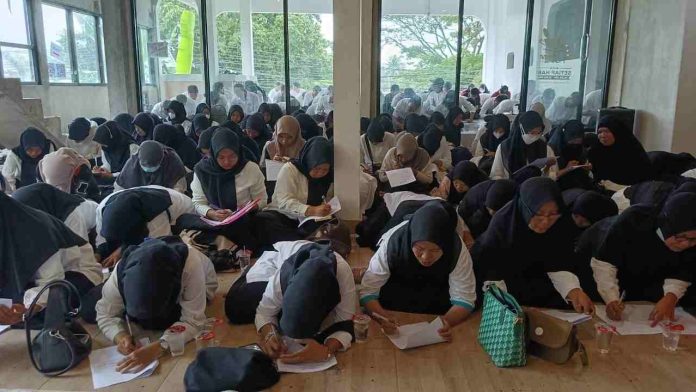 Logopit_1769872497875 Peserta seleksi lowongan kerja Makan Bergizi Gratis Lombok Timur mengikuti ujian tertulis di dapur Bagik Nyaka.