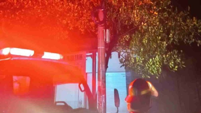 Kerumur Kebakaran instalasi kabel listrik di Desa Kerumut Lombok Timur ditangani petugas pemadam kebakaran.