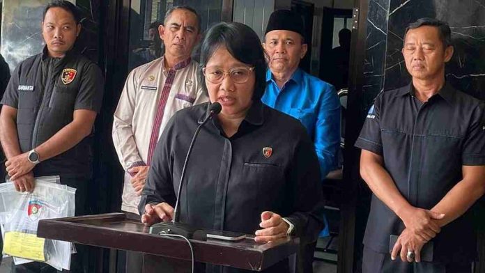 Kombes Pol Ni Made Pujawati sedang berbicara di podium mikrofon dalam konferensi pers di Mapolda NTB didampingi jajaran terkait, dengan seorang petugas di latar belakang memegang plastik transparan berisi barang bukti.