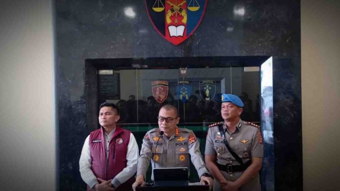 Kabid Humas Polda NTB Kombes Pol Mohammad Kholid (tengah) memberikan keterangan pers terkait penahanan Kasat Narkoba Polres Bima Kota di Mapolda NTB, Senin (9/2/2026).
