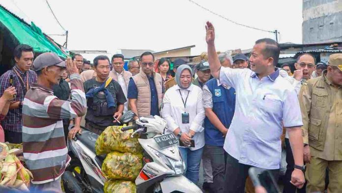 Gubernur NTB Lalu Muhamad Iqbal berbincang dengan pedagang dan warga saat meninjau stok pangan di pasar tradisional menjelang Ramadan 2026.