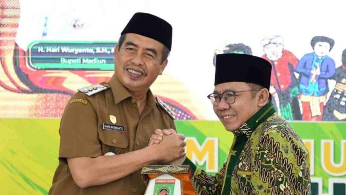 sister-city-lombok-utara-madiun.jpg Bupati Madiun Hari Wuryanto dan Bupati Lombok Utara Najmul Akhyar bersalaman saat penandatanganan MoU Sister City.