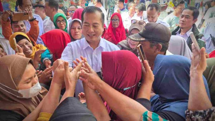 Logopit_1770781519492 Gubernur NTB Lalu Muhamad Iqbal berinteraksi dengan kerumunan warga di lokasi Pasar Murah Pringgabaya Lombok Timur.