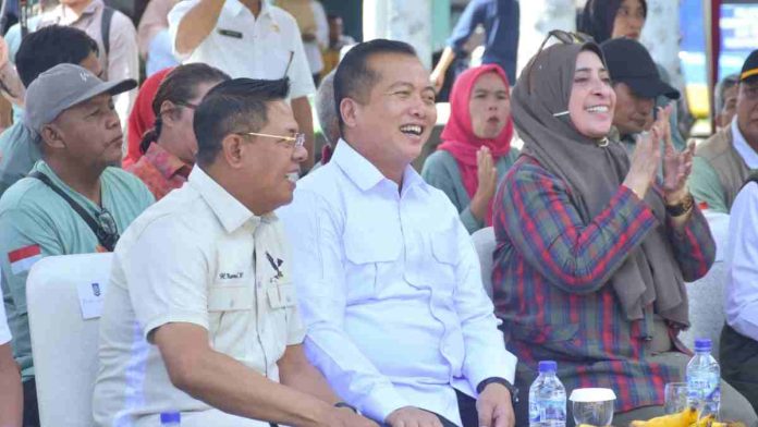 Bupati Lombok Timur Haerul Warisin meninjau pasar murah pringgabaya.