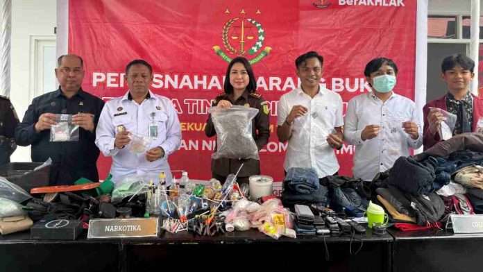 Kajari Lombok Timur bersama jajaran menunjukkan kantong plastik berisi ganja dan barang bukti narkotika lainnya di atas meja saat seremoni pemusnahan barang bukti inkracht.