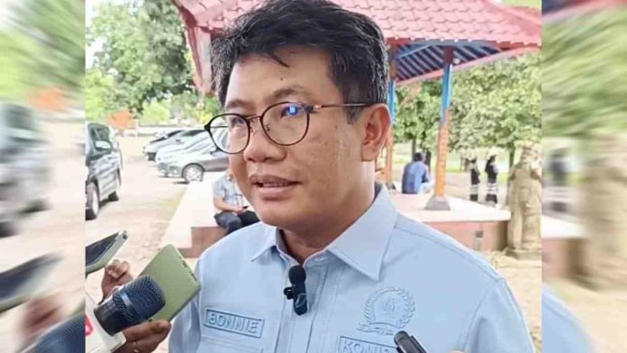 Potret Bonnie Triyana Anggota Komisi X DPR RI mengenakan kemeja biru muda sedang diwawancarai oleh awak media di area terbuka.