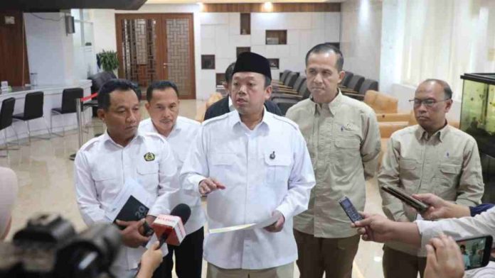 Menteri Nusron Wahid memberikan keterangan pers terkait penyelesaian sengketa tanah transmigrasi di Kalimantan Selatan.