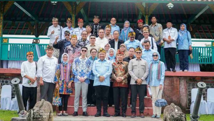 Foto bersama Wakil Wali Kota Mataram, anggota Komisi X DPR RI, dan pejabat daerah di tangga situs cagar budaya Taman Mayura yang memiliki arsitektur khas Lombok.